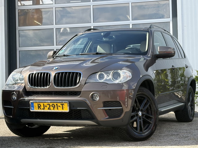 BMW X5 - xDrive35i Executive 306pk | Bi-xenon koplampen | Cruise control | Lederen bekleding | Rondomzicht camera | Treeplanken | Trekhaak met afneembare kogel | Voorstoelen verwarmd | Zeer nette auto!