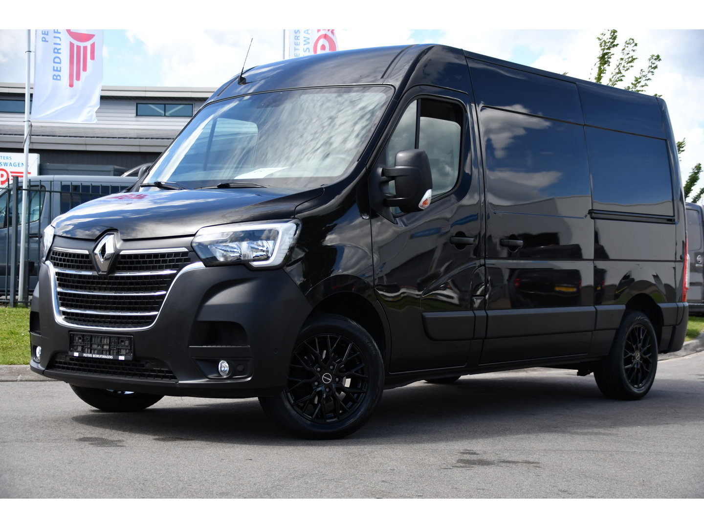 Renault Master T35 2.3 dCi 150 L2H2 Black Edition Camera, Cruise, 2 x Schuifdeur, LED, Clima, Trekhaak, Sensoren, Multimedia, Uniek!