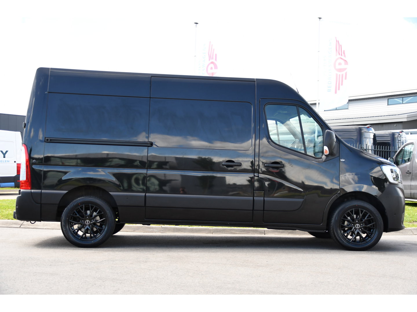 Renault Master T35 2.3 dCi 150 L2H2 Black Edition Camera, Cruise, 2 x Schuifdeur, LED, Clima, Trekhaak, Sensoren, Multimedia, Uniek!