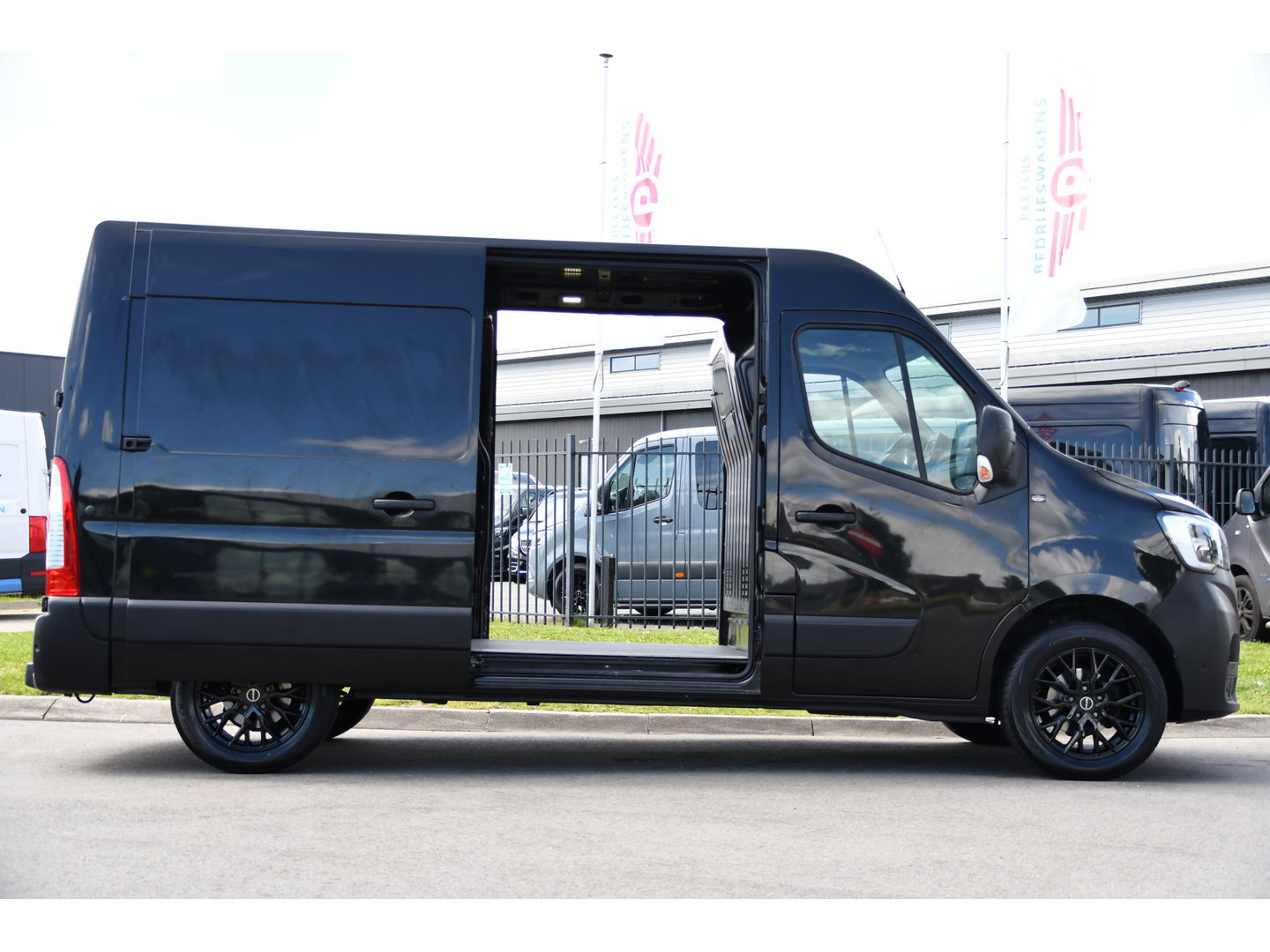 Renault Master T35 2.3 dCi 150 L2H2 Black Edition Camera, Cruise, 2 x Schuifdeur, LED, Clima, Trekhaak, Sensoren, Multimedia, Uniek!
