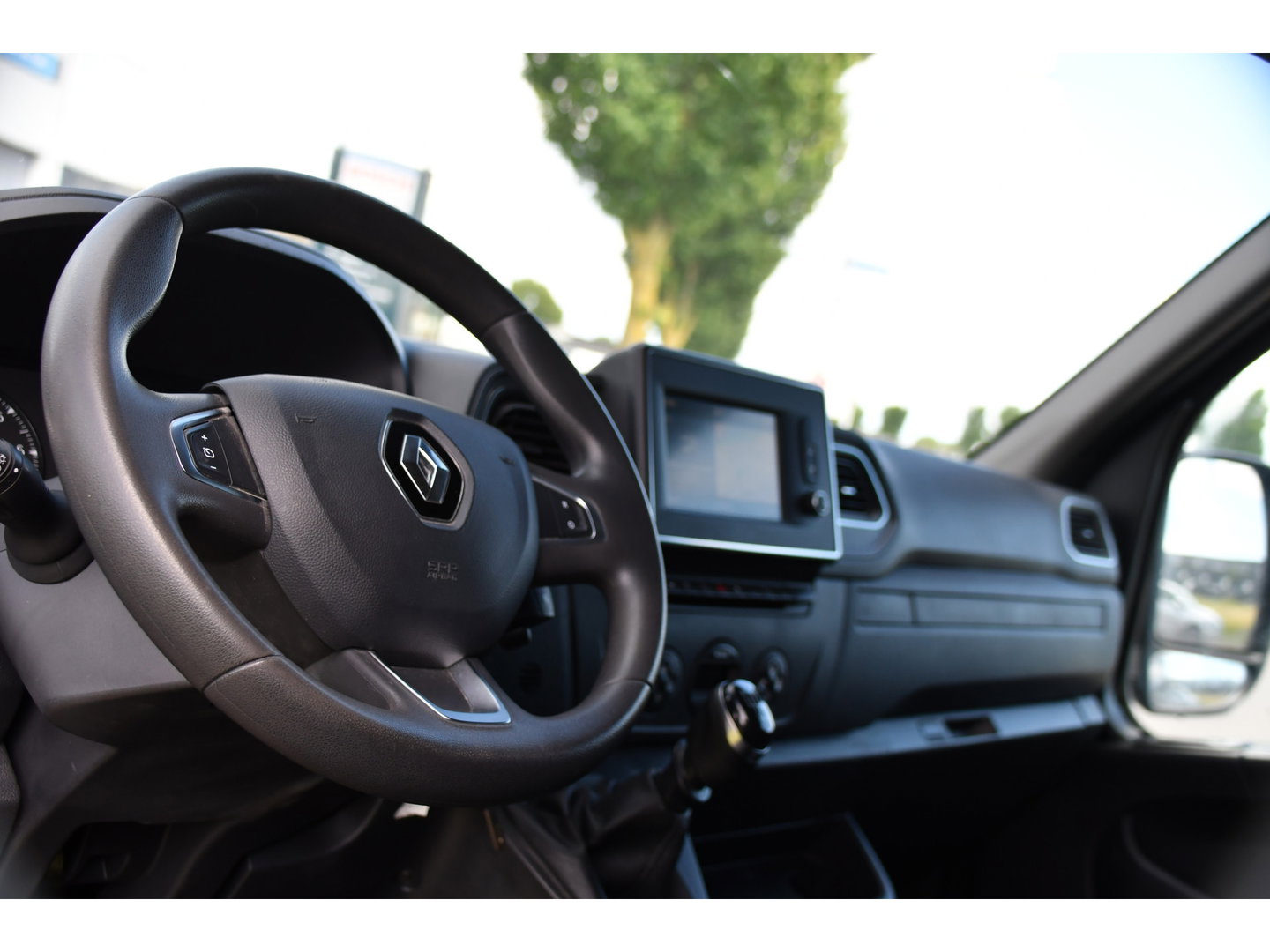 Renault Master T35 2.3 dCi 150 L2H2 Black Edition Camera, Cruise, 2 x Schuifdeur, LED, Clima, Trekhaak, Sensoren, Multimedia, Uniek!