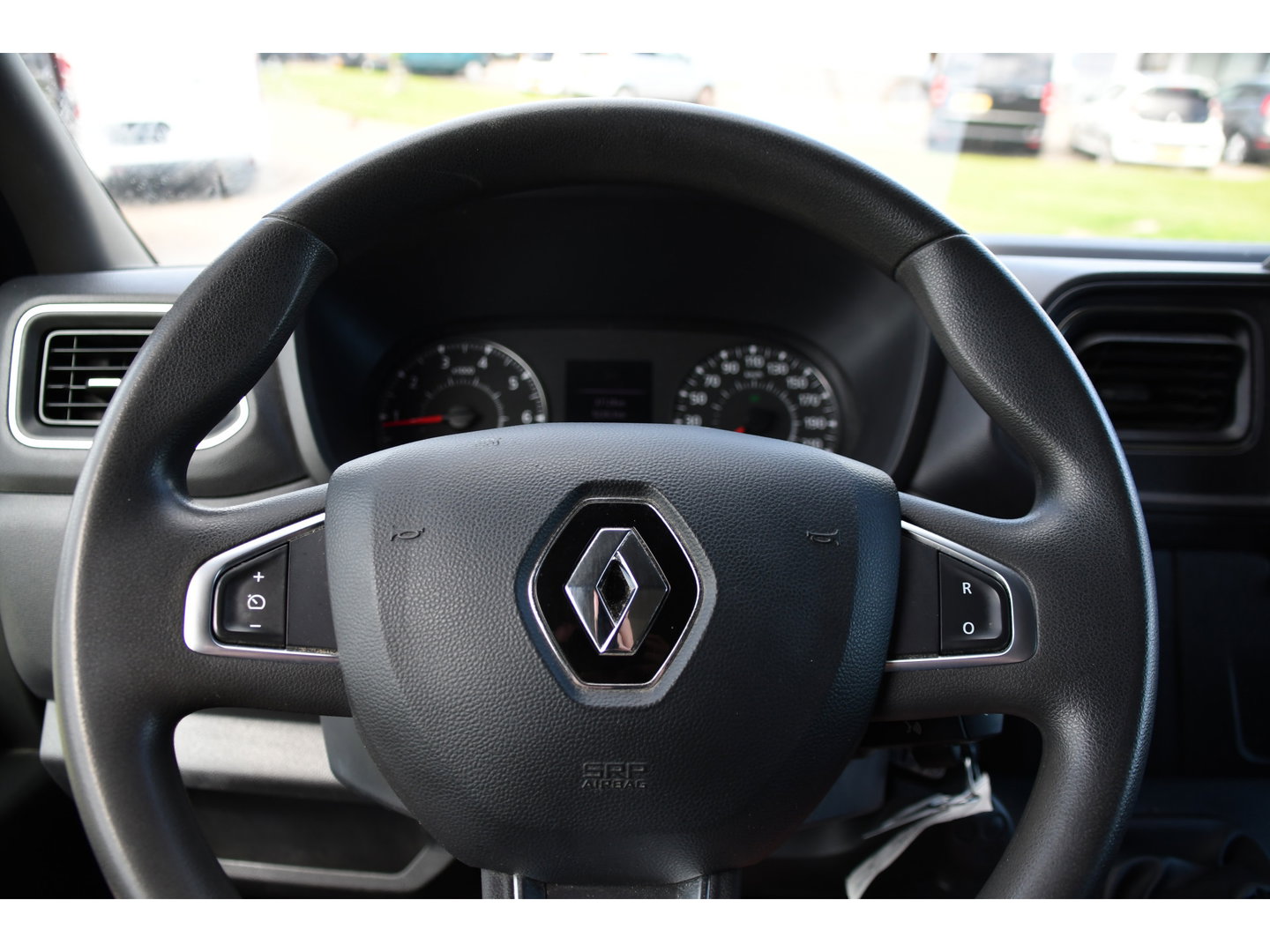 Renault Master T35 2.3 dCi 150 L2H2 Black Edition Camera, Cruise, 2 x Schuifdeur, LED, Clima, Trekhaak, Sensoren, Multimedia, Uniek!