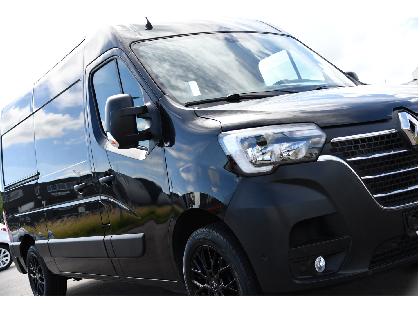 Renault Master T35 2.3 dCi 150 L2H2 Black Edition Camera, Cruise, 2 x Schuifdeur, LED, Clima, Trekhaak, Sensoren, Multimedia, Uniek!