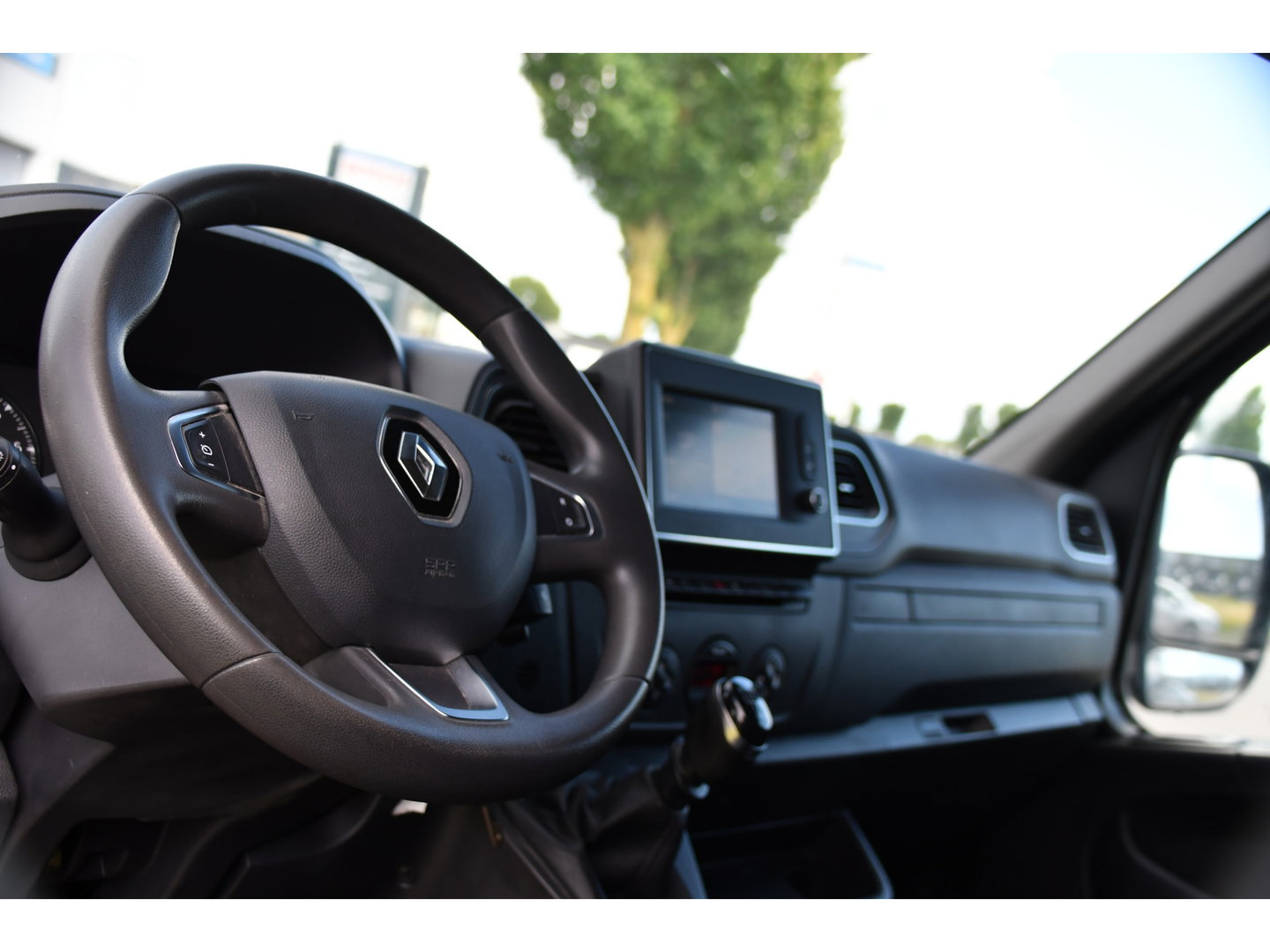 Renault Master T35 2.3 dCi 150 L2H2 Black Edition Camera, Cruise, 2 x Schuifdeur, LED, Clima, Trekhaak, Sensoren, Multimedia, Uniek!