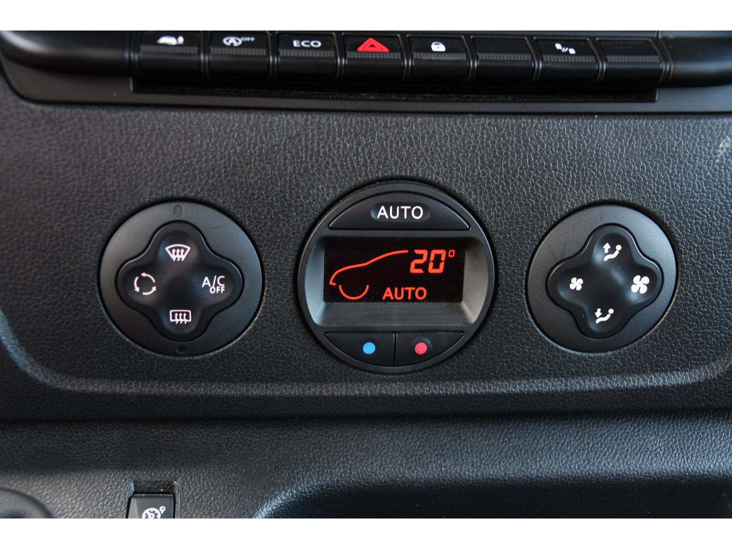 Renault Master T35 2.3 dCi 150 L2H2 Black Edition Camera, Cruise, 2 x Schuifdeur, LED, Clima, Trekhaak, Sensoren, Multimedia, Uniek!