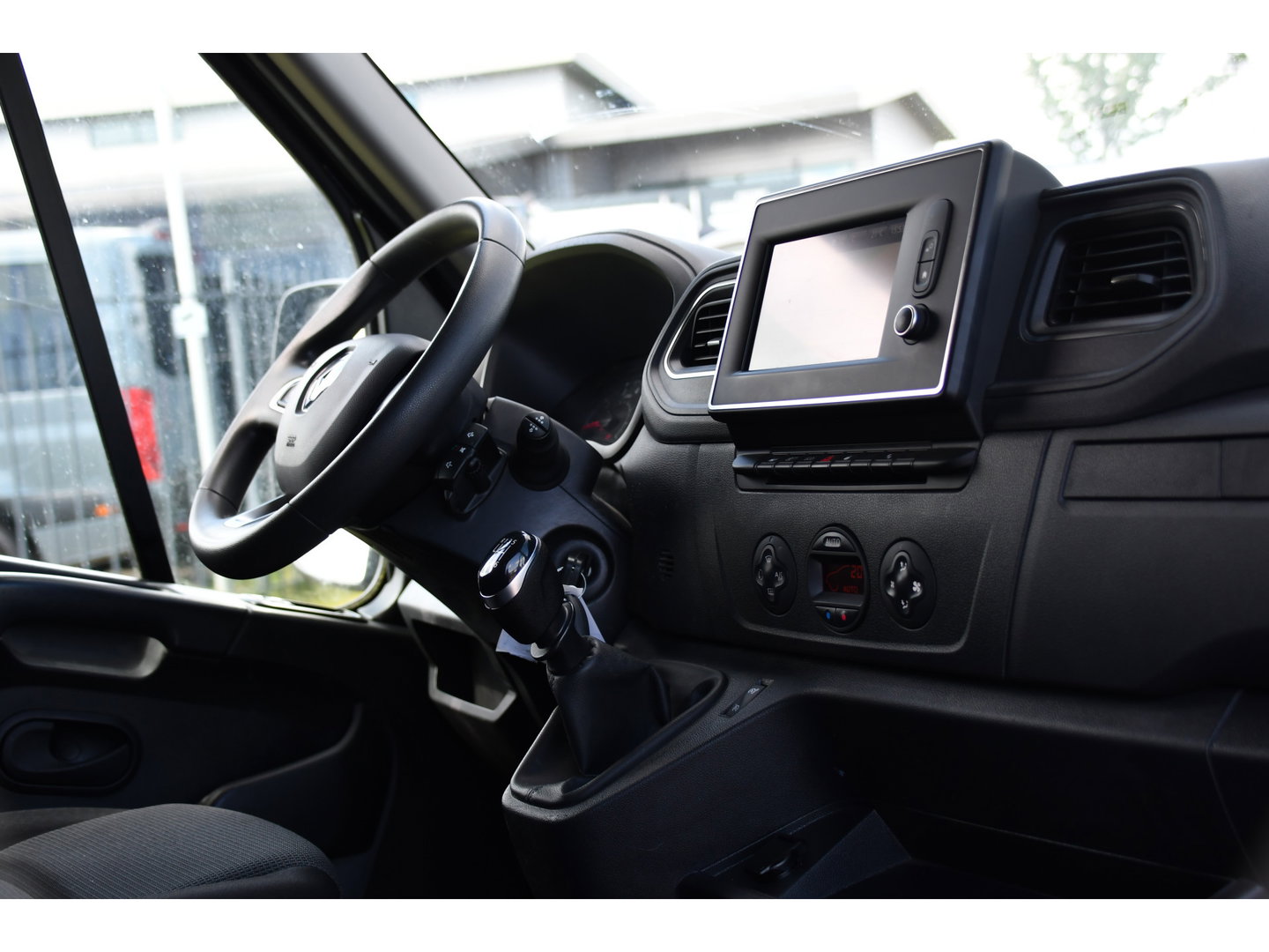 Renault Master T35 2.3 dCi 150 L2H2 Black Edition Camera, Cruise, 2 x Schuifdeur, LED, Clima, Trekhaak, Sensoren, Multimedia, Uniek!