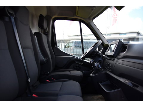 Renault Master T35 2.3 dCi 150 L2H2 Black Edition Camera, Cruise, 2 x Schuifdeur, LED, Clima, Trekhaak, Sensoren, Multimedia, Uniek!