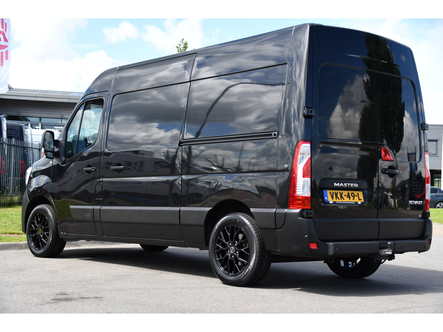 Renault Master T35 2.3 dCi 150 L2H2 Black Edition Camera, Cruise, 2 x Schuifdeur, LED, Clima, Trekhaak, Sensoren, Multimedia, Uniek!