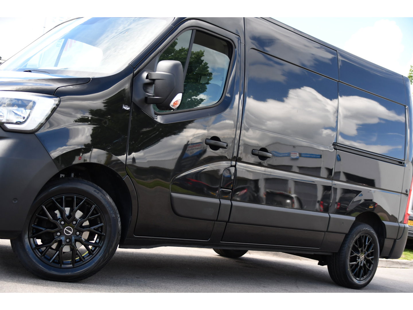 Renault Master T35 2.3 dCi 150 L2H2 Black Edition Camera, Cruise, 2 x Schuifdeur, LED, Clima, Trekhaak, Sensoren, Multimedia, Uniek!