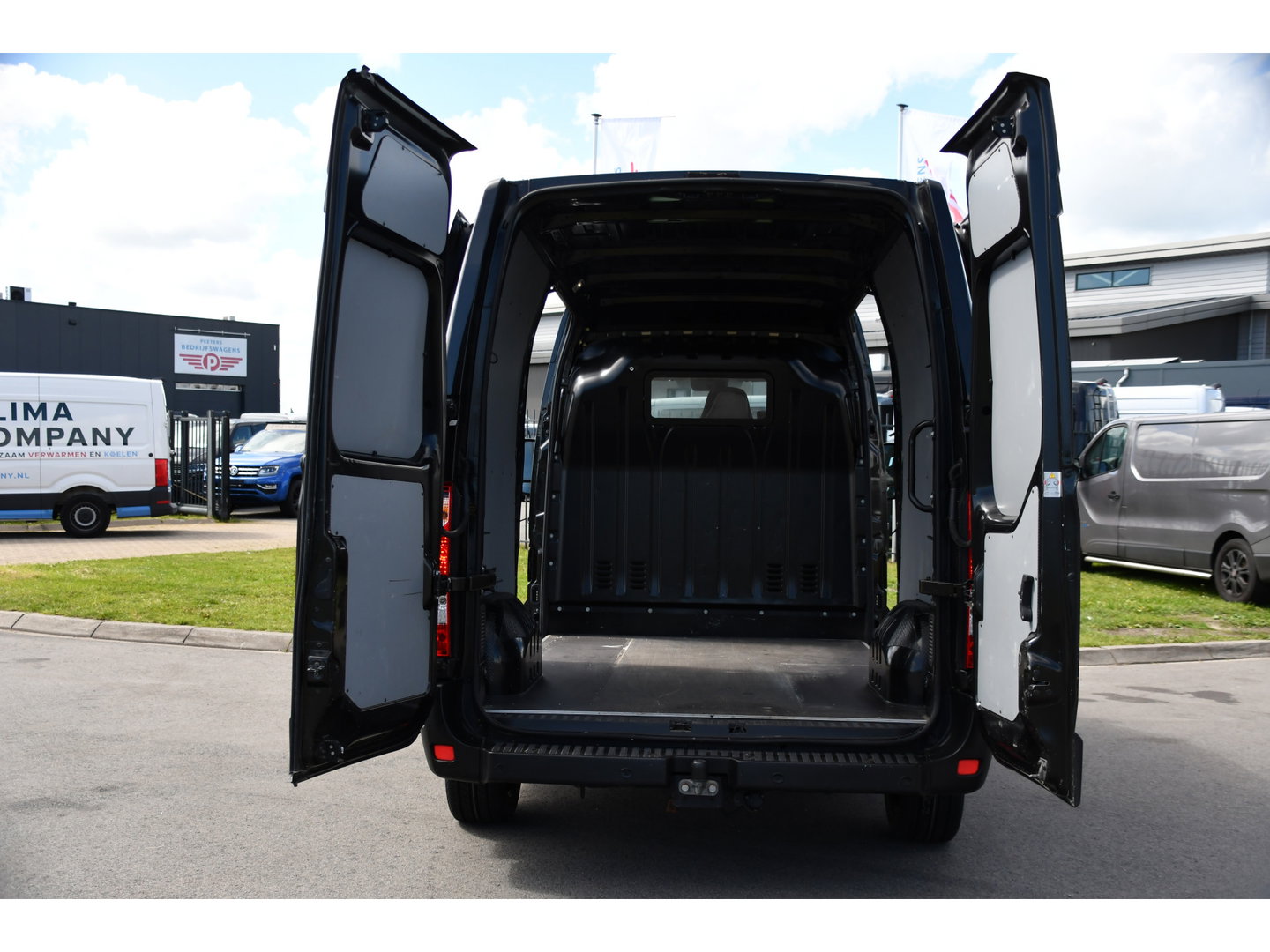 Renault Master T35 2.3 dCi 150 L2H2 Black Edition Camera, Cruise, 2 x Schuifdeur, LED, Clima, Trekhaak, Sensoren, Multimedia, Uniek!