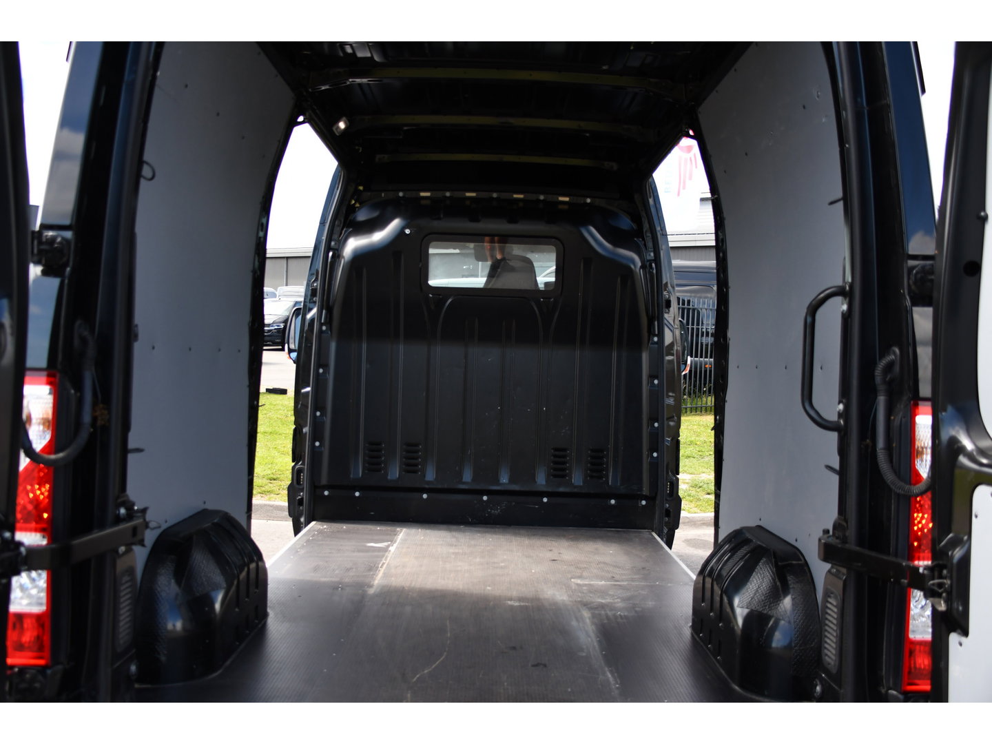 Renault Master T35 2.3 dCi 150 L2H2 Black Edition Camera, Cruise, 2 x Schuifdeur, LED, Clima, Trekhaak, Sensoren, Multimedia, Uniek!