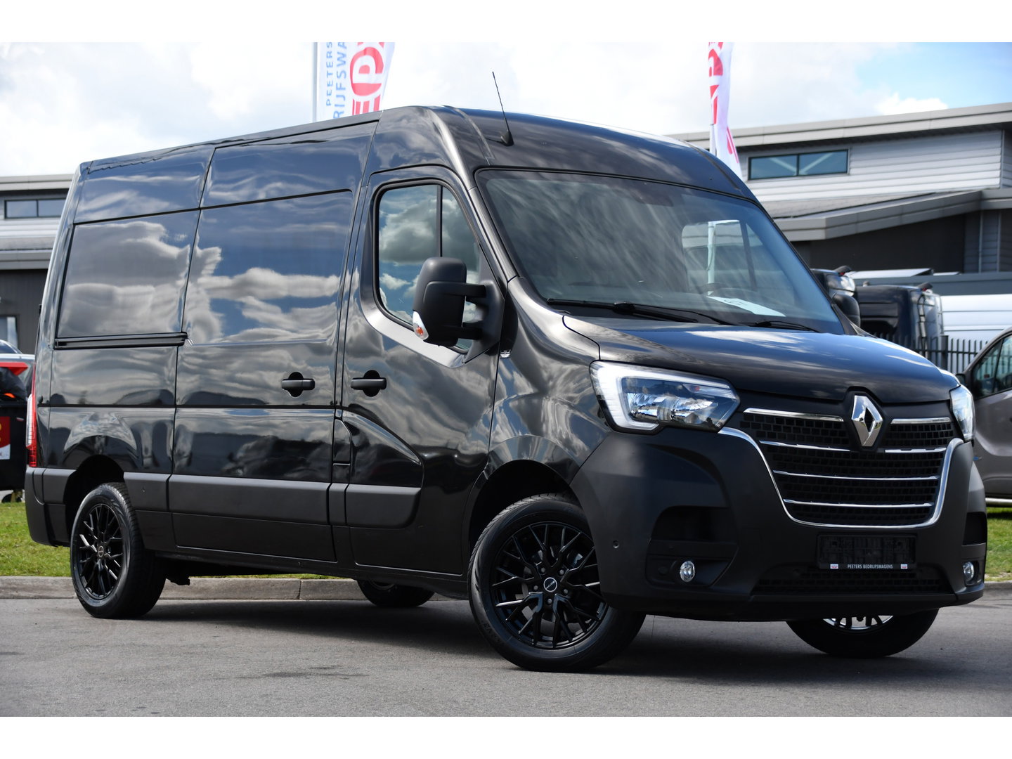 Renault Master T35 2.3 dCi 150 L2H2 Black Edition Camera, Cruise, 2 x Schuifdeur, LED, Clima, Trekhaak, Sensoren, Multimedia, Uniek!
