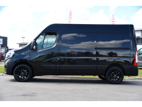 Renault Master T35 2.3 dCi 150 L2H2 Black Edition Camera, Cruise, 2 x Schuifdeur, LED, Clima, Trekhaak, Sensoren, Multimedia, Uniek!