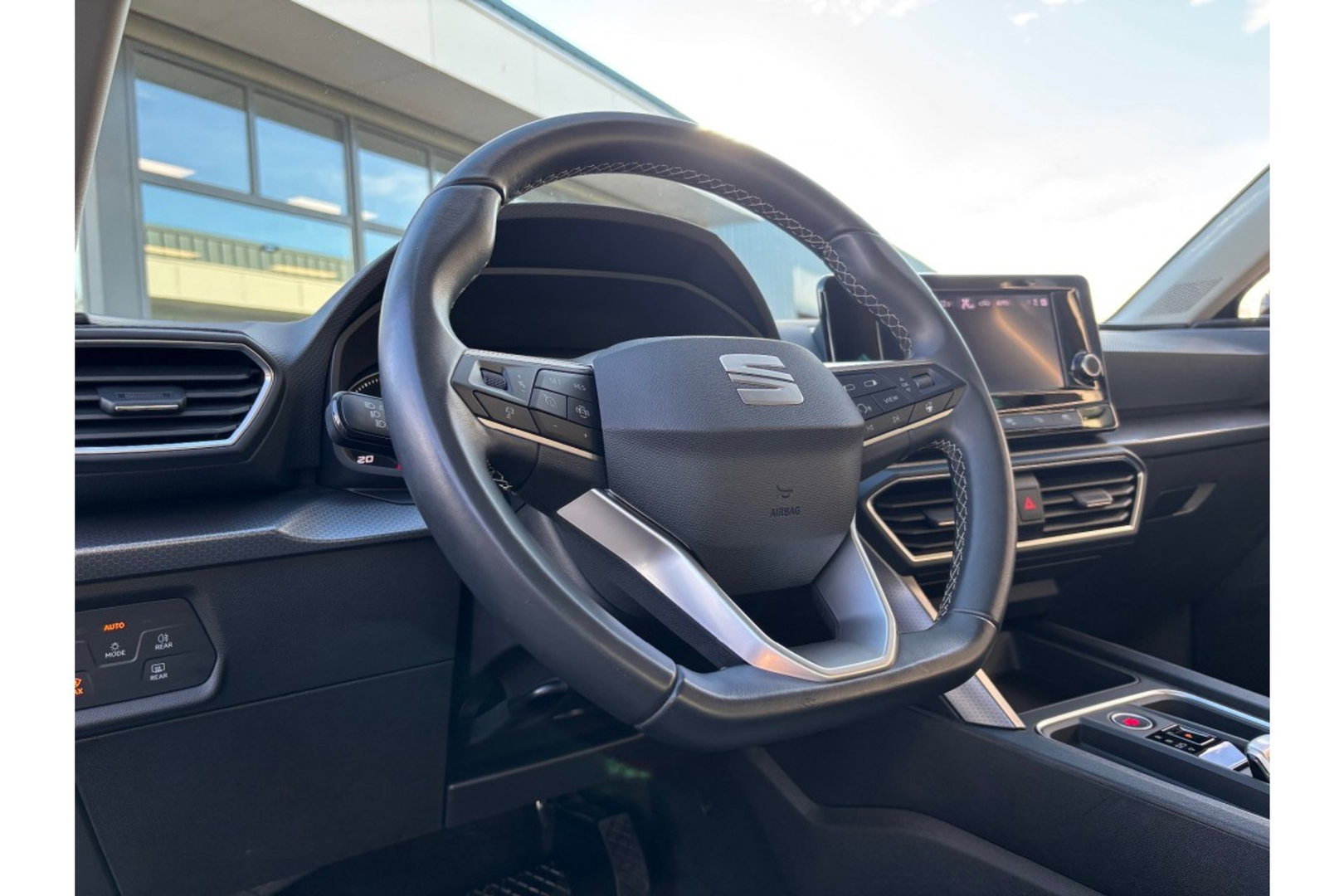 SEAT Leon 1.0 ETSI STYLE AUTOMAAT NAVI-CARPLAY WINTERPACK PDC-CAMERA.