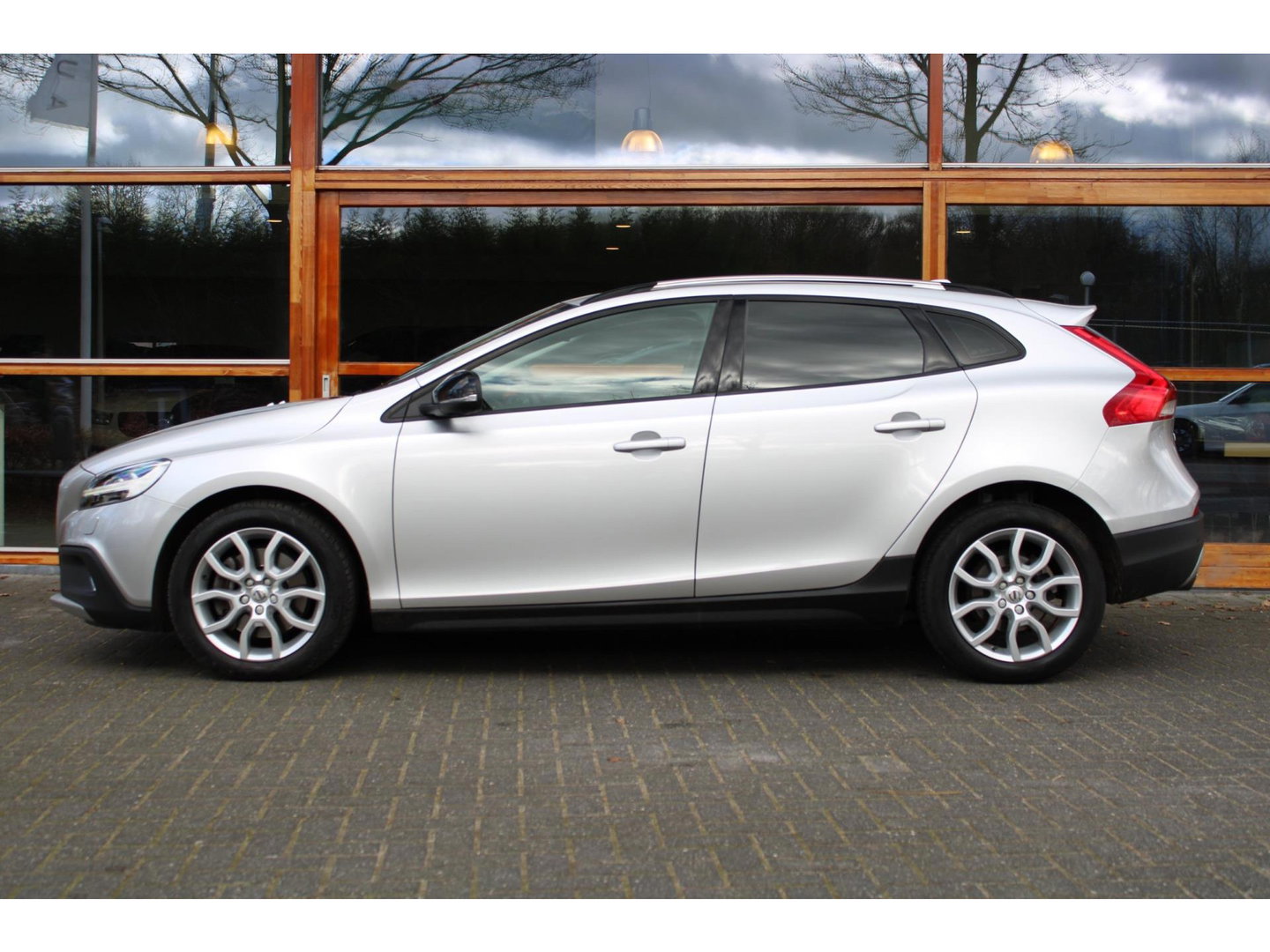 Volvo V40 Cross Country T3 Geartronic | Trekhaak 1500 kg | Standkachel | Volvo On Call | Camera