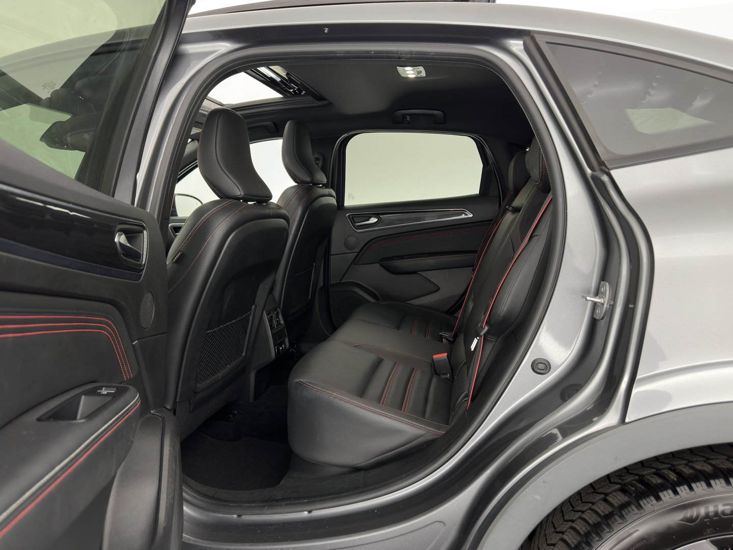 Renault Arkana 1.6 E-Tech RS-Line Hybrid 145 (INCL-BTW) Aut. *PANO | LEATHER | FULL-LED | BLINDSPOT | CAMERA | HEATED-SPORTSEATS | KEYLESS | AMBIENTLIGHT | DIGI-COCKPIT | PRIVACY-GLASS | NAVI-FULLMAP | ECC | ADAPTIVE-CRUISE | PDC | 18"