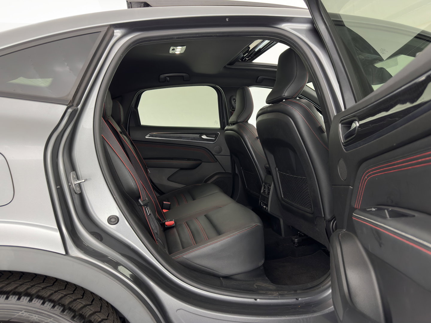 Renault Arkana 1.6 E-Tech RS-Line Hybrid 145 (INCL-BTW) Aut. *PANO | LEATHER | FULL-LED | BLINDSPOT | CAMERA | HEATED-SPORTSEATS | KEYLESS | AMBIENTLIGHT | DIGI-COCKPIT | PRIVACY-GLASS | NAVI-FULLMAP | ECC | ADAPTIVE-CRUISE | PDC | 18"
