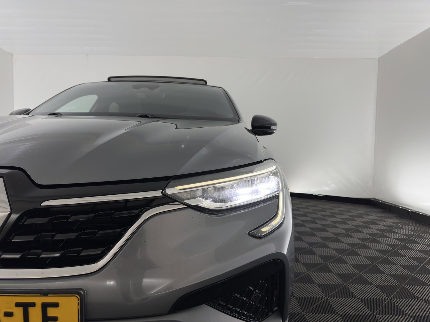Renault Arkana 1.6 E-Tech RS-Line Hybrid 145 (INCL-BTW) Aut. *PANO | LEATHER | FULL-LED | BLINDSPOT | CAMERA | HEATED-SPORTSEATS | KEYLESS | AMBIENTLIGHT | DIGI-COCKPIT | PRIVACY-GLASS | NAVI-FULLMAP | ECC | ADAPTIVE-CRUISE | PDC | 18"