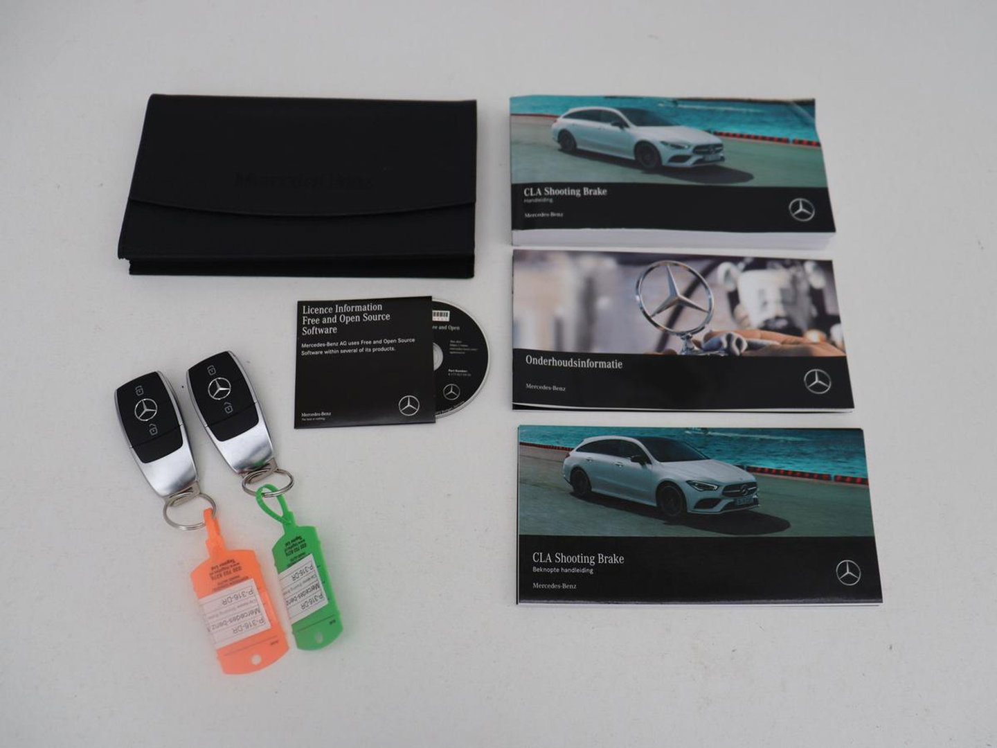 Mercedes-Benz CLA-Klasse Shooting Brake 250e Business Solution AMG Limited | SOH 94,2% | Panoramadak | Stoelverwarming | Matrix LED | Sfeerverlichting | Keyless | Memory | Widescreen | Navigatie | Camera | Park Assist | PHEV | Plug In