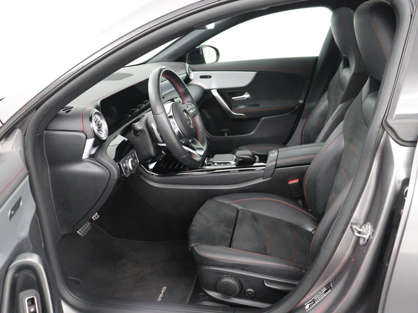 Mercedes-Benz CLA-Klasse Shooting Brake 250e Business Solution AMG Limited | SOH 94,2% | Panoramadak | Stoelverwarming | Matrix LED | Sfeerverlichting | Keyless | Memory | Widescreen | Navigatie | Camera | Park Assist | PHEV | Plug In