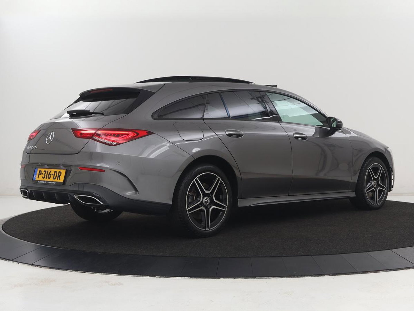 Mercedes-Benz CLA-Klasse Shooting Brake 250e Business Solution AMG Limited | SOH 94,2% | Panoramadak | Stoelverwarming | Matrix LED | Sfeerverlichting | Keyless | Memory | Widescreen | Navigatie | Camera | Park Assist | PHEV | Plug In