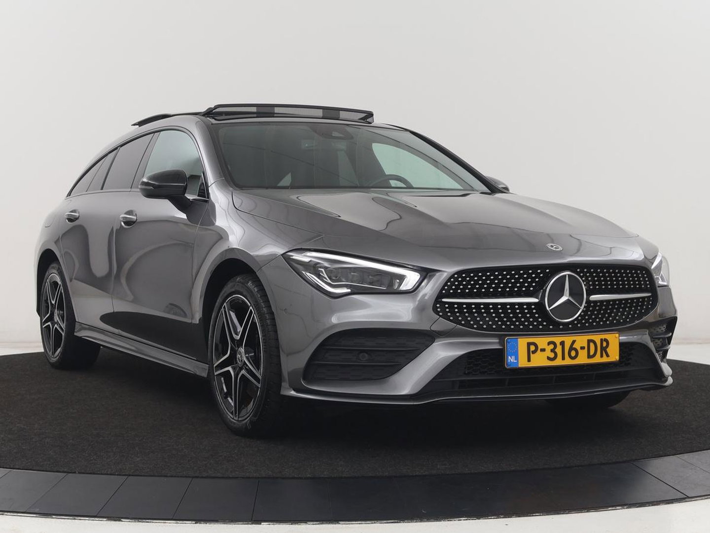 Mercedes-Benz CLA-Klasse Shooting Brake 250e Business Solution AMG Limited | SOH 94,2% | Panoramadak | Stoelverwarming | Matrix LED | Sfeerverlichting | Keyless | Memory | Widescreen | Navigatie | Camera | Park Assist | PHEV | Plug In