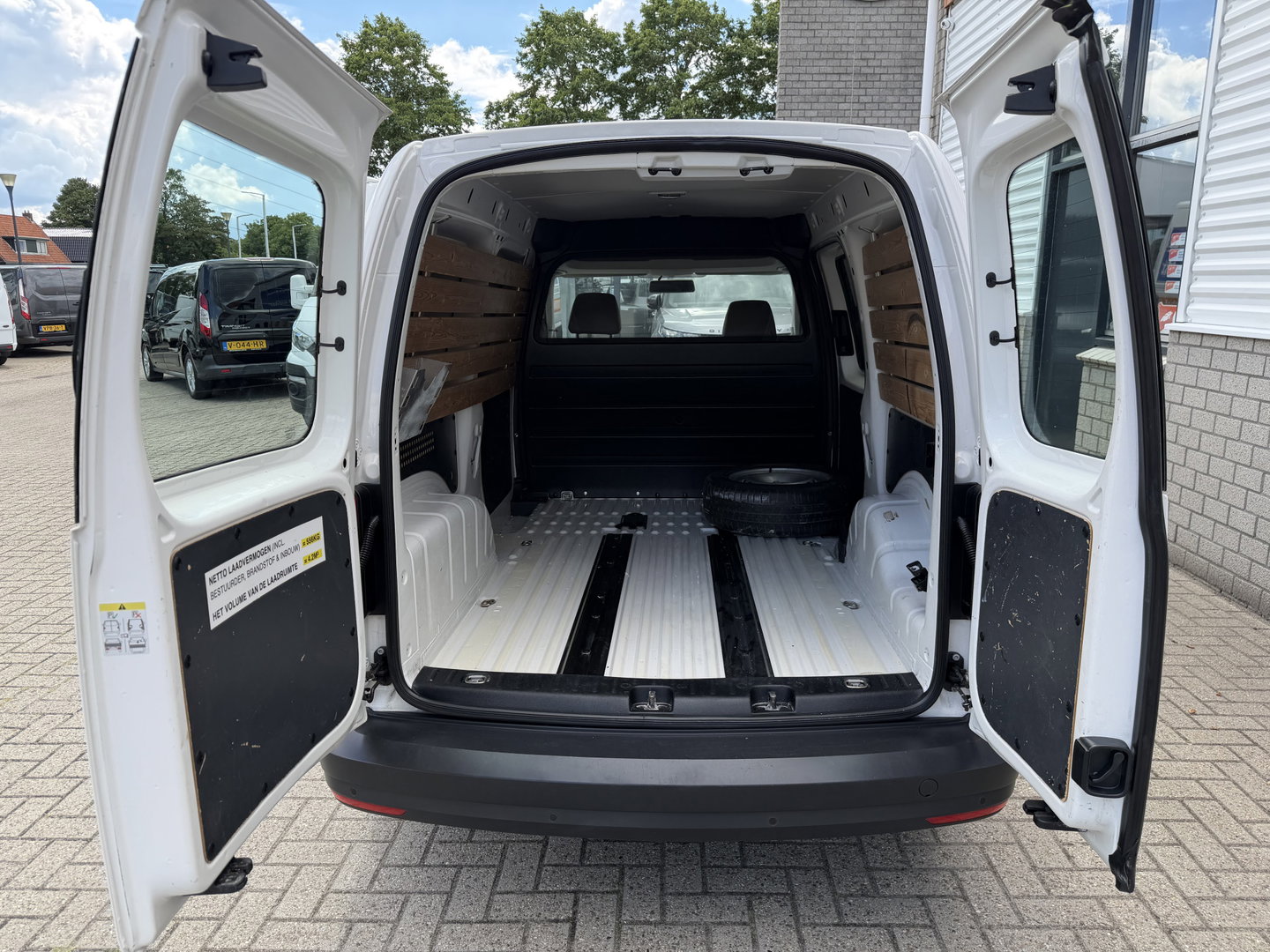 Volkswagen Caddy 1.4 TGI L2H1 EcoFuel Maxi Easyline / vaste prijs rijklaar € 6.950 ex btw / geen airco / wel cruise control / ramen rondom / pdc achter / euro 6