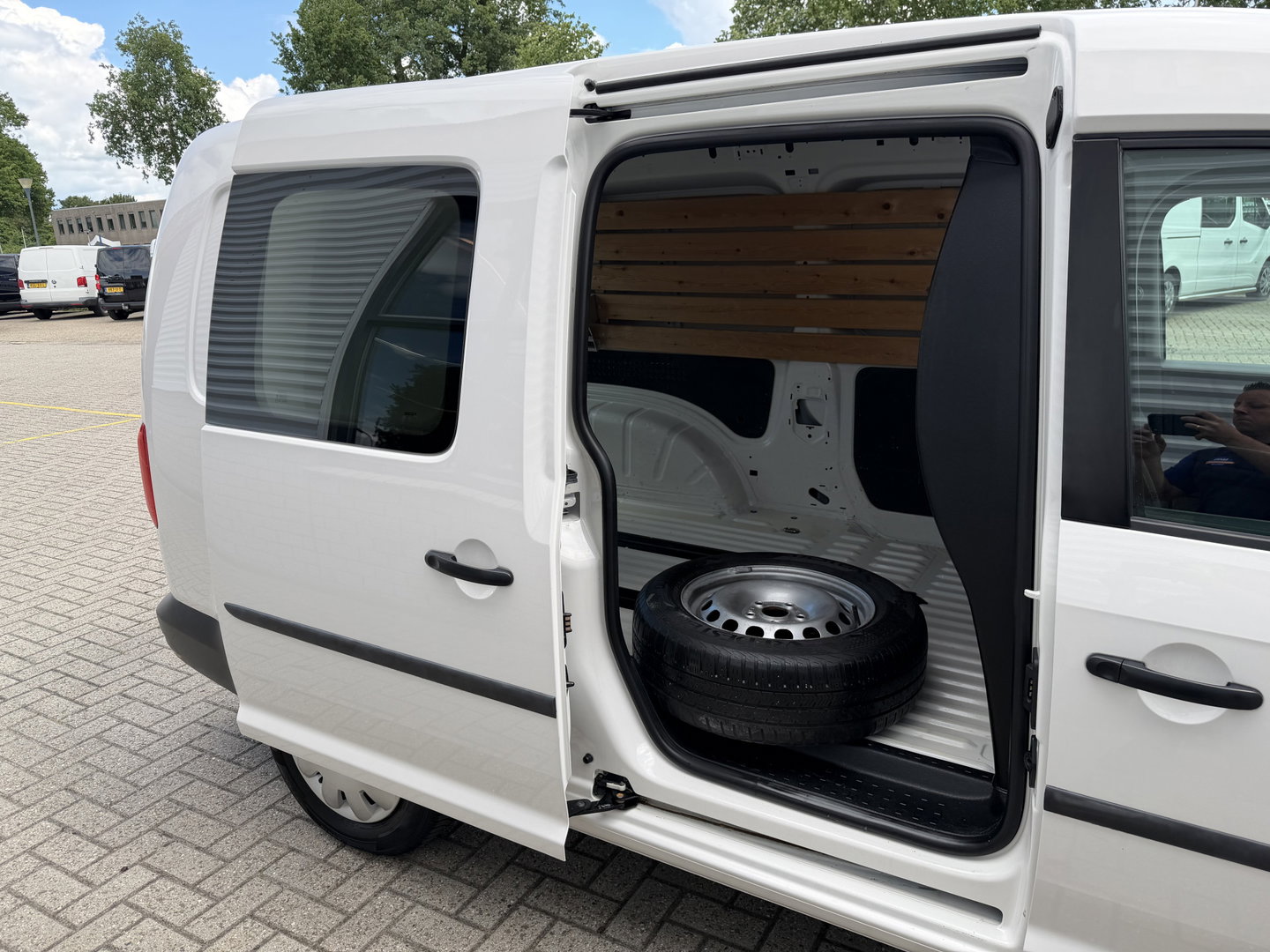 Volkswagen Caddy 1.4 TGI L2H1 EcoFuel Maxi Easyline / vaste prijs rijklaar € 6.950 ex btw / geen airco / wel cruise control / ramen rondom / pdc achter / euro 6