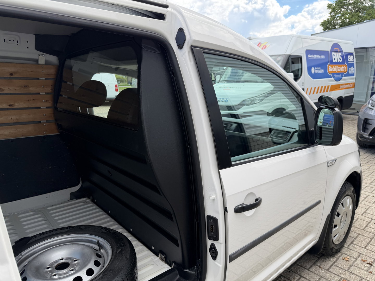 Volkswagen Caddy 1.4 TGI L2H1 EcoFuel Maxi Easyline / vaste prijs rijklaar € 6.950 ex btw / geen airco / wel cruise control / ramen rondom / pdc achter / euro 6