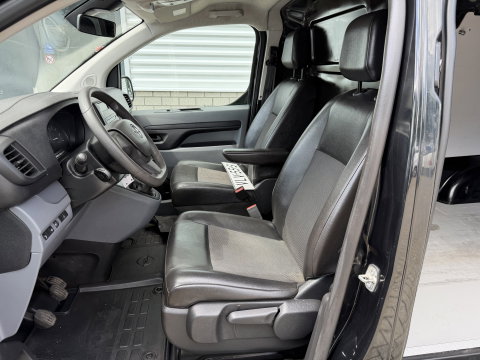 Opel Vivaro 1.5 CDTI L2H1 Selection / vaste prijs rijklaar € 18.950 ex btw / lease vanaf € 319 / dubbele schuifdeur / trekhaak / parkeersensoren voor + achter / airco / cruise / euro 6