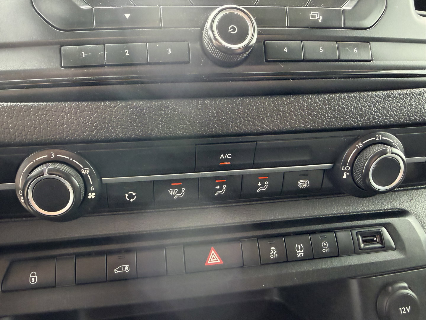 Opel Vivaro 1.5 CDTI L2H1 Selection / vaste prijs rijklaar € 18.950 ex btw / lease vanaf € 319 / dubbele schuifdeur / trekhaak / parkeersensoren voor + achter / airco / cruise / euro 6