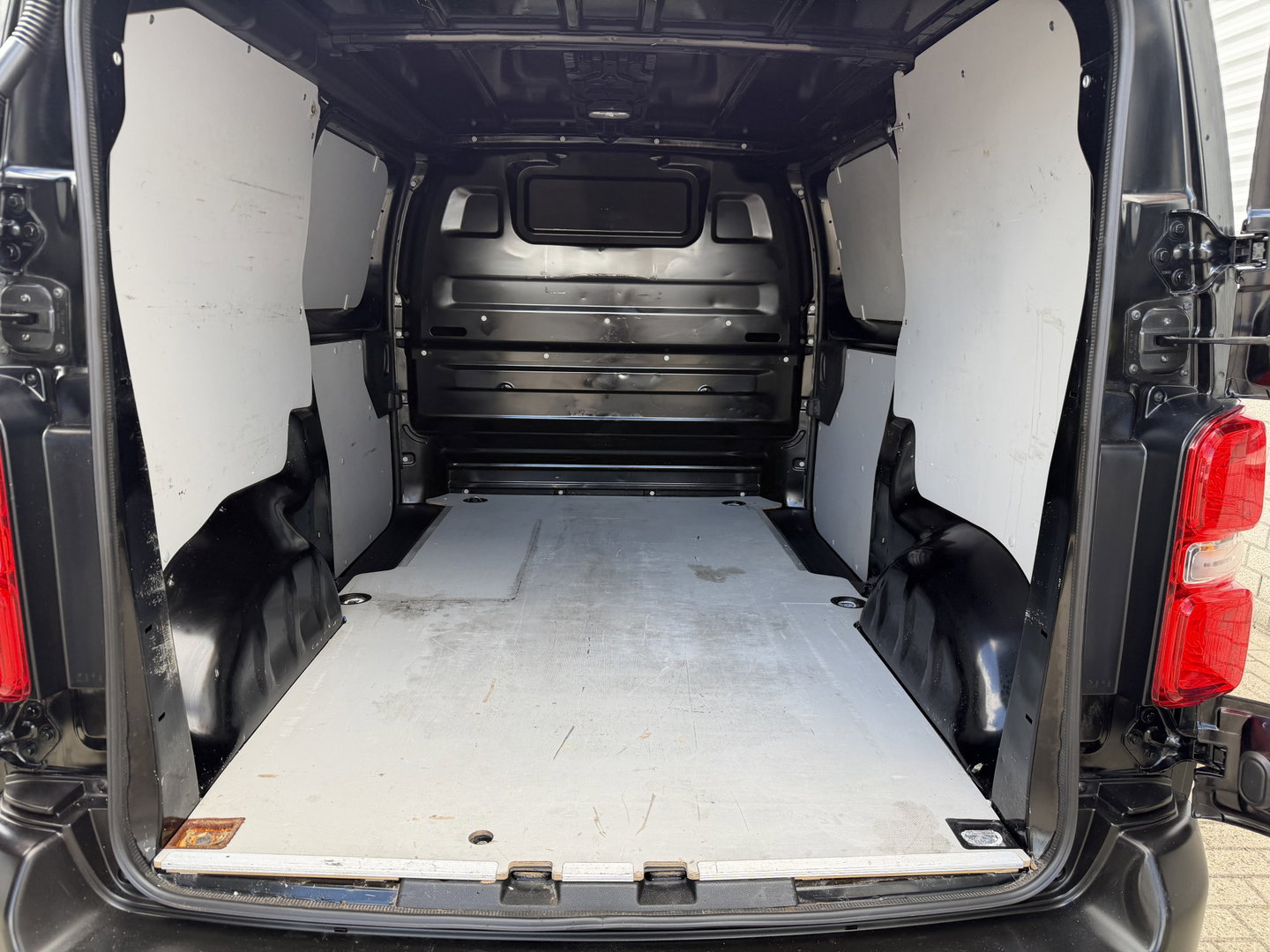 Opel Vivaro 1.5 CDTI L2H1 Selection / vaste prijs rijklaar € 18.950 ex btw / lease vanaf € 319 / dubbele schuifdeur / trekhaak / parkeersensoren voor + achter / airco / cruise / euro 6