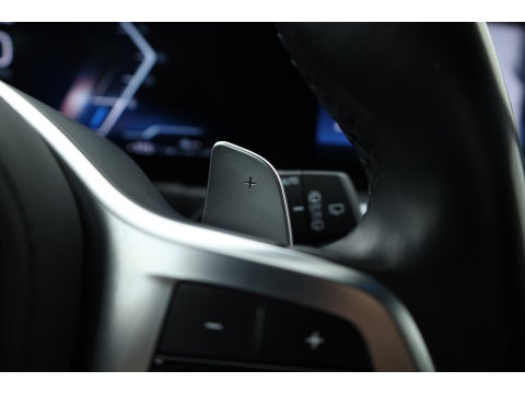 BMW 3 Serie Touring 320e M Sport | SOH 90.7% | Facelift | Shadow Line | Curved display | Adapt. Cruise | Nav + CarPlay | Elek. Klep | Sfeerverlichting | LED | Stoelverw. | PDC
