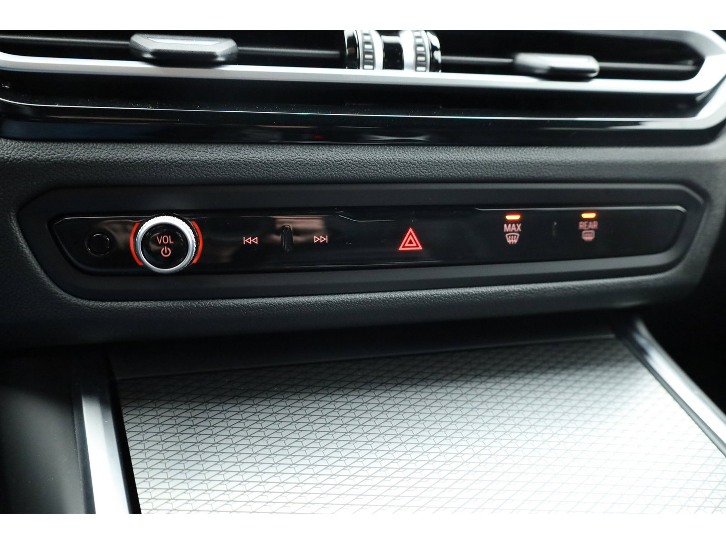 BMW 3 Serie Touring 320e M Sport | SOH 90.7% | Facelift | Shadow Line | Curved display | Adapt. Cruise | Nav + CarPlay | Elek. Klep | Sfeerverlichting | LED | Stoelverw. | PDC
