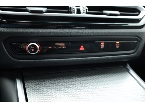 BMW 3 Serie Touring 320e M Sport | SOH 90.7% | Facelift | Shadow Line | Curved display | Adapt. Cruise | Nav + CarPlay | Elek. Klep | Sfeerverlichting | LED | Stoelverw. | PDC