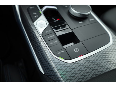 BMW 3 Serie Touring 320e M Sport | SOH 90.7% | Facelift | Shadow Line | Curved display | Adapt. Cruise | Nav + CarPlay | Elek. Klep | Sfeerverlichting | LED | Stoelverw. | PDC