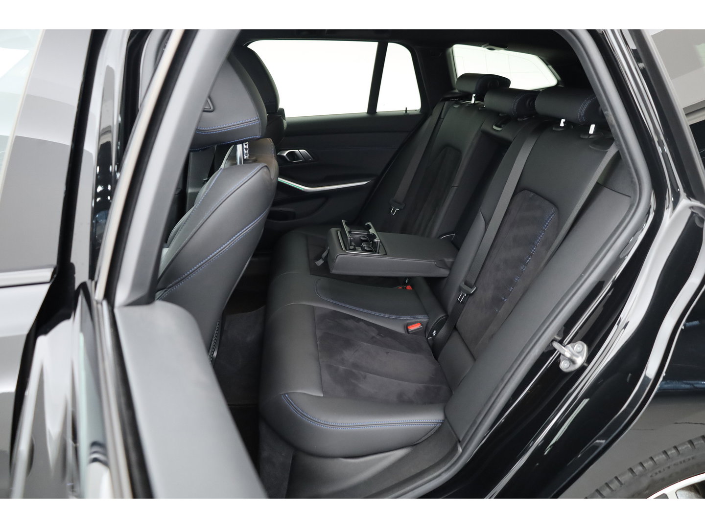 BMW 3 Serie Touring 320e M Sport | SOH 90.7% | Facelift | Shadow Line | Curved display | Adapt. Cruise | Nav + CarPlay | Elek. Klep | Sfeerverlichting | LED | Stoelverw. | PDC