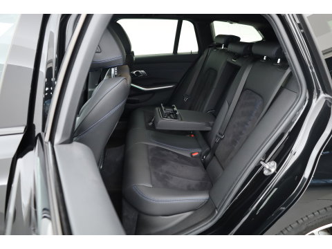 BMW 3 Serie Touring 320e M Sport | SOH 90.7% | Facelift | Shadow Line | Curved display | Adapt. Cruise | Nav + CarPlay | Elek. Klep | Sfeerverlichting | LED | Stoelverw. | PDC