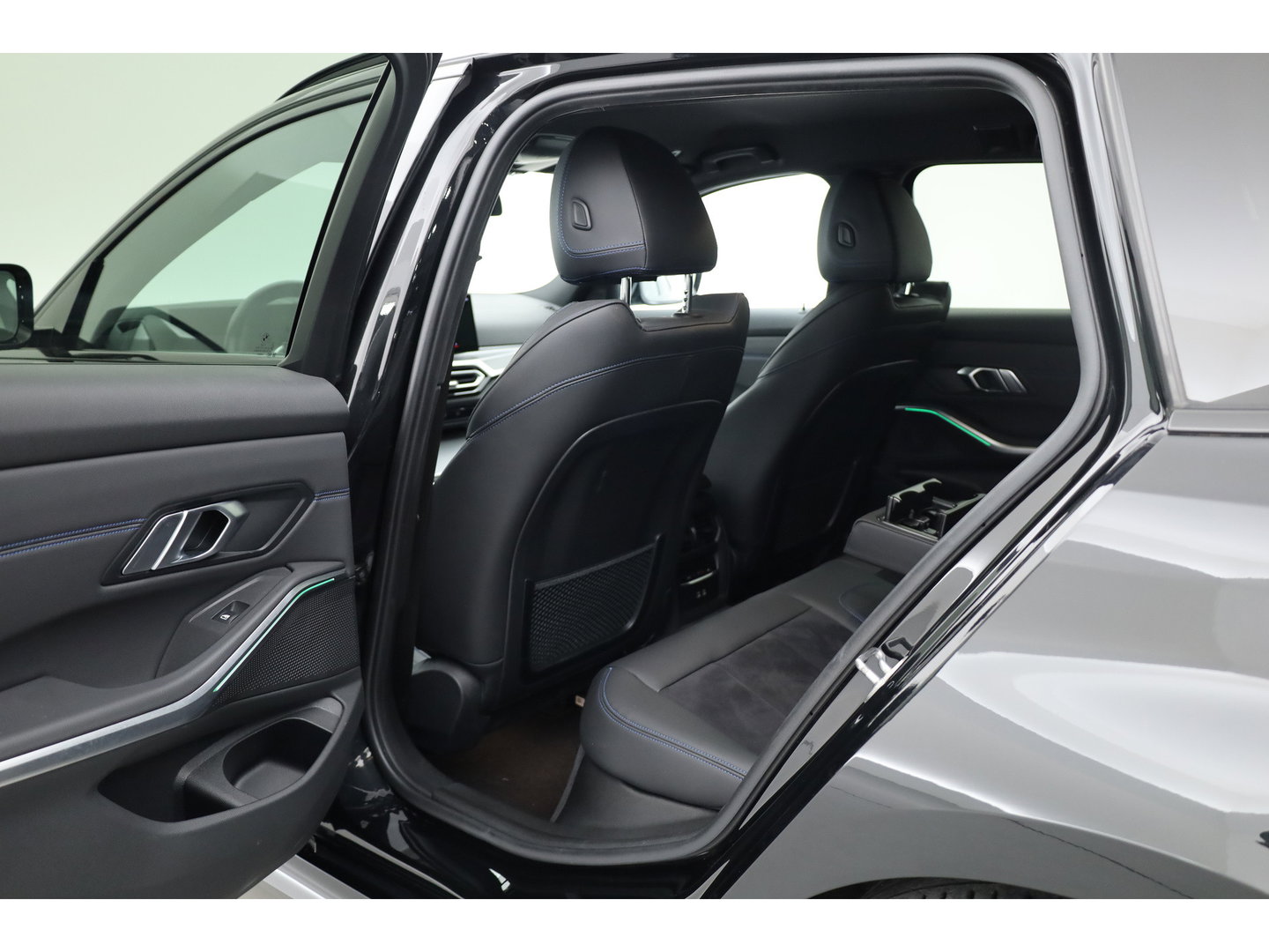 BMW 3 Serie Touring 320e M Sport | SOH 90.7% | Facelift | Shadow Line | Curved display | Adapt. Cruise | Nav + CarPlay | Elek. Klep | Sfeerverlichting | LED | Stoelverw. | PDC
