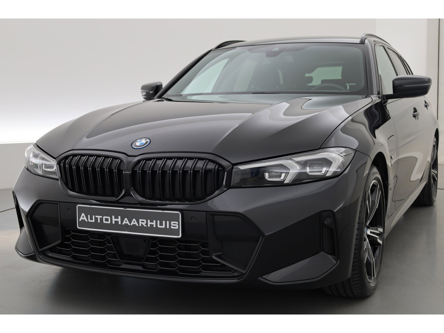 BMW 3 Serie Touring 320e M Sport | SOH 90.7% | Facelift | Shadow Line | Curved display | Adapt. Cruise | Nav + CarPlay | Elek. Klep | Sfeerverlichting | LED | Stoelverw. | PDC