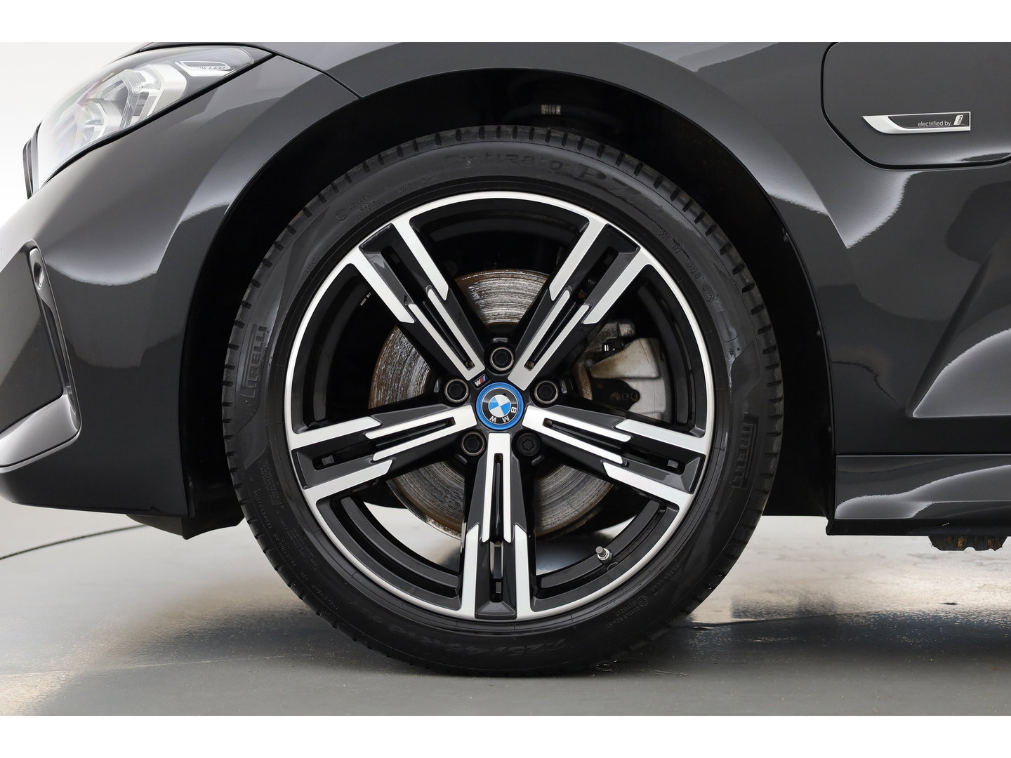 BMW 3 Serie Touring 320e M Sport | SOH 90.7% | Facelift | Shadow Line | Curved display | Adapt. Cruise | Nav + CarPlay | Elek. Klep | Sfeerverlichting | LED | Stoelverw. | PDC