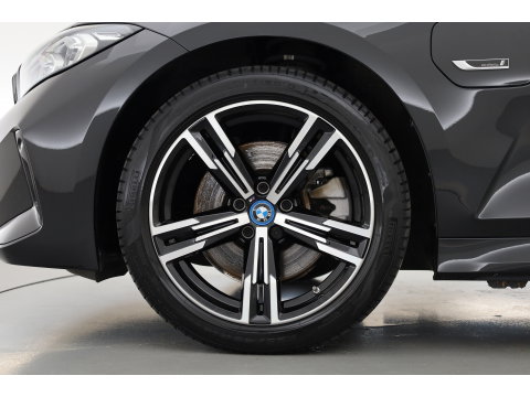 BMW 3 Serie Touring 320e M Sport | SOH 90.7% | Facelift | Shadow Line | Curved display | Adapt. Cruise | Nav + CarPlay | Elek. Klep | Sfeerverlichting | LED | Stoelverw. | PDC