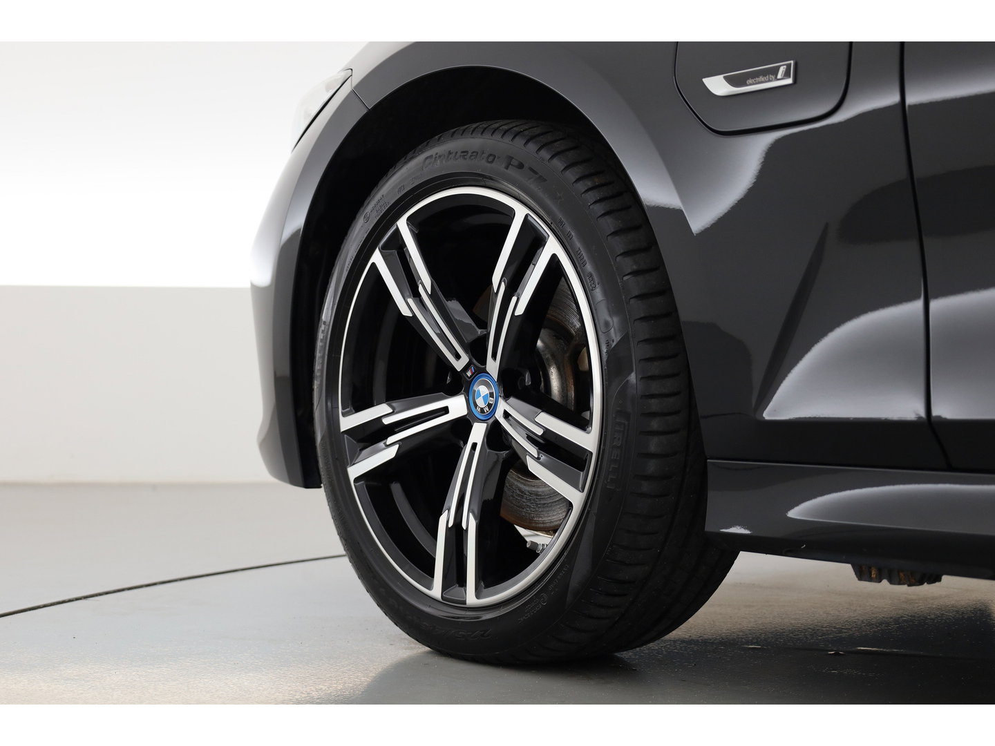 BMW 3 Serie Touring 320e M Sport | SOH 90.7% | Facelift | Shadow Line | Curved display | Adapt. Cruise | Nav + CarPlay | Elek. Klep | Sfeerverlichting | LED | Stoelverw. | PDC