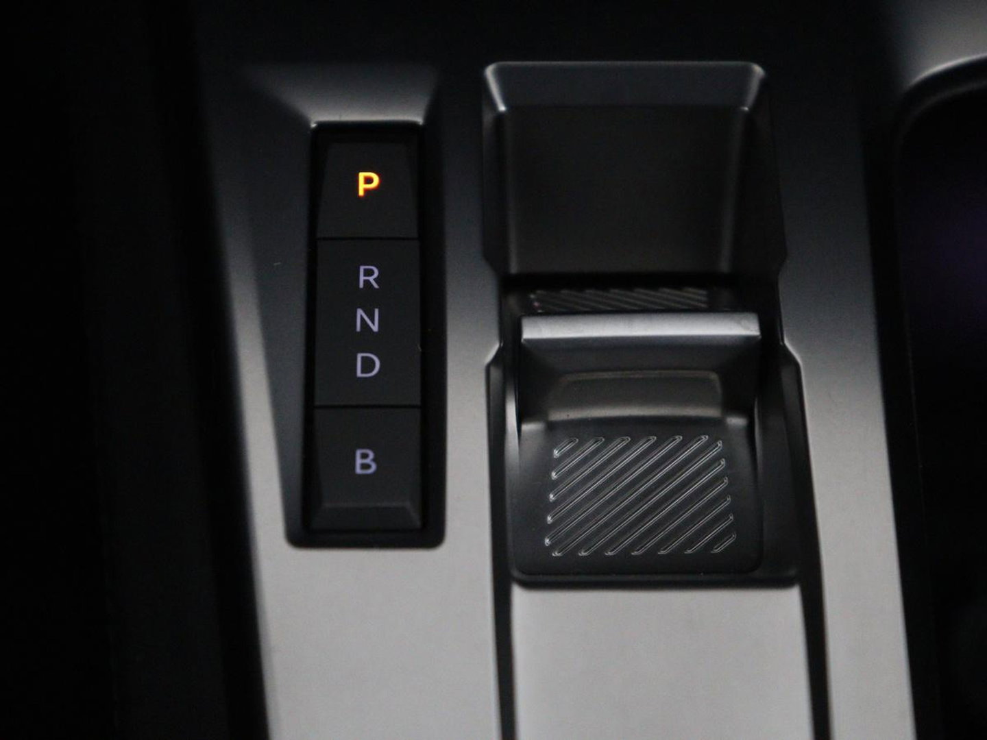 Peugeot 308 1.6 HYbrid 180 Allure Pack Business | Half leder | Adaptive cruise | Carplay | Camera | Navigatie | Side Assist | Full LED | Climate control | Parkeerhulp | PHEV | Plug In