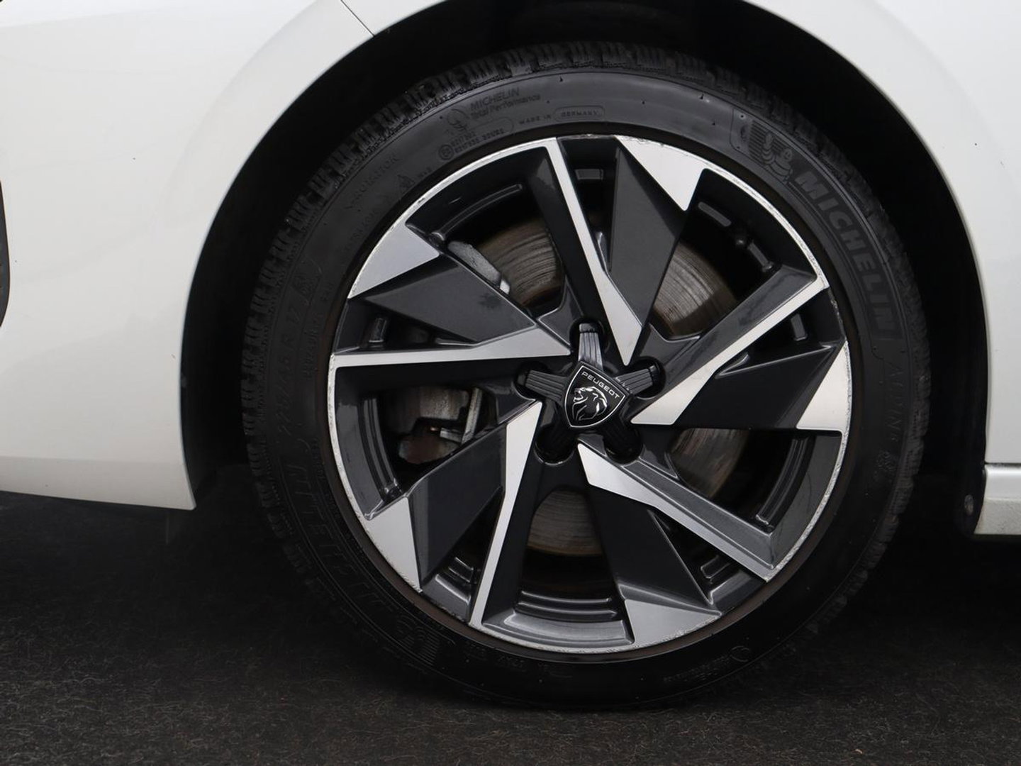 Peugeot 308 1.6 HYbrid 180 Allure Pack Business | Half leder | Adaptive cruise | Carplay | Camera | Navigatie | Side Assist | Full LED | Climate control | Parkeerhulp | PHEV | Plug In