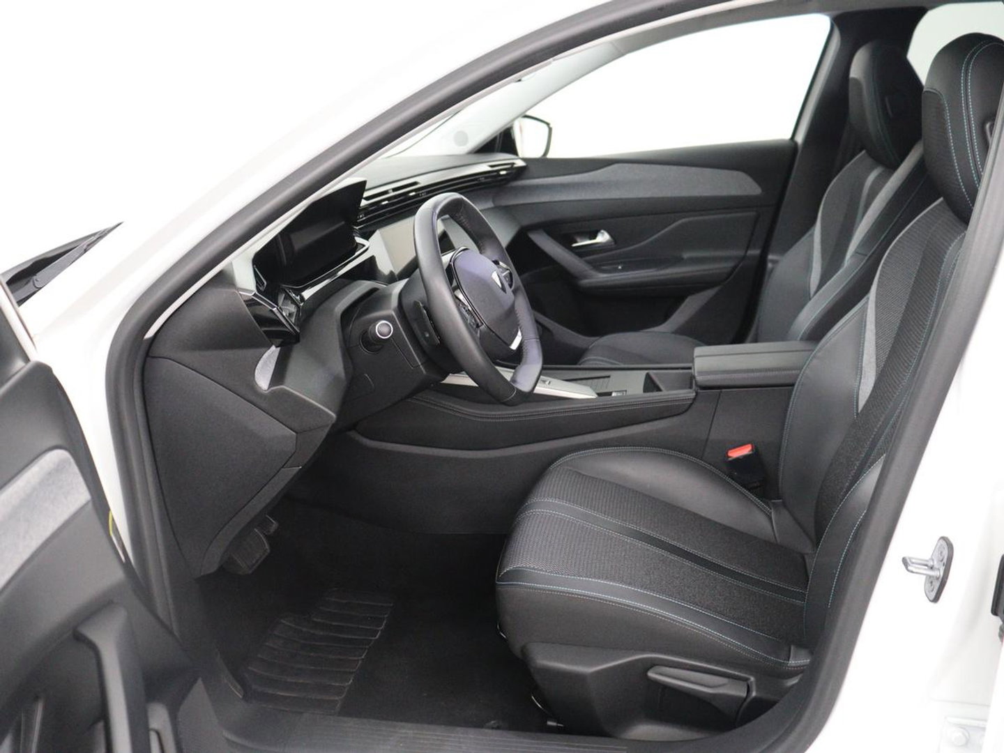 Peugeot 308 1.6 HYbrid 180 Allure Pack Business | Half leder | Adaptive cruise | Carplay | Camera | Navigatie | Side Assist | Full LED | Climate control | Parkeerhulp | PHEV | Plug In