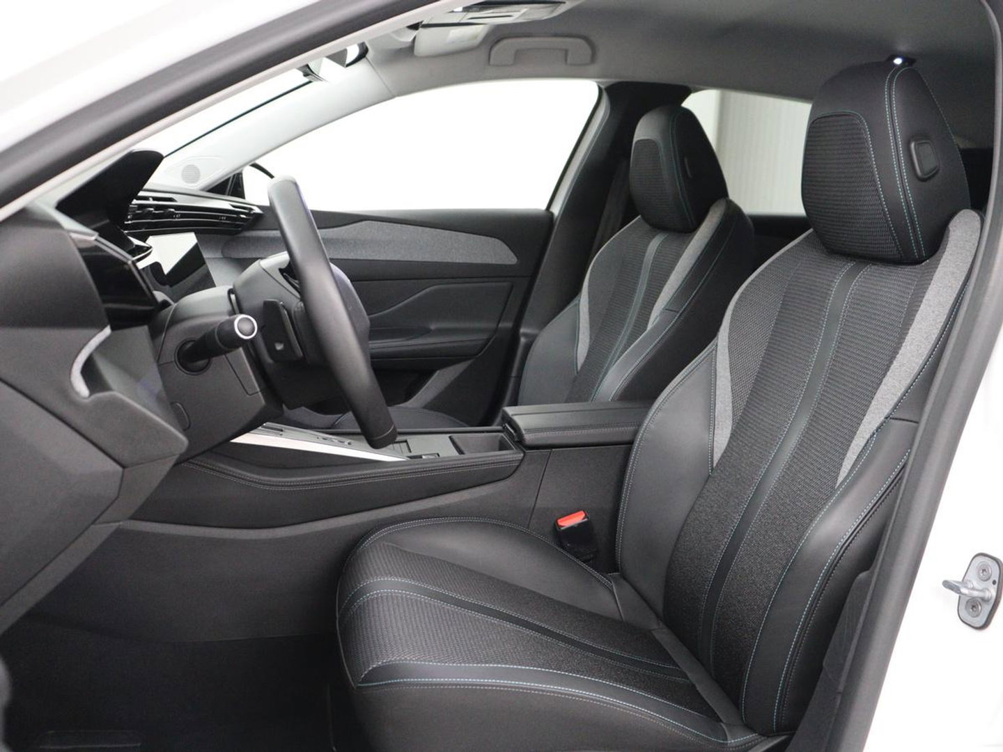 Peugeot 308 1.6 HYbrid 180 Allure Pack Business | Half leder | Adaptive cruise | Carplay | Camera | Navigatie | Side Assist | Full LED | Climate control | Parkeerhulp | PHEV | Plug In
