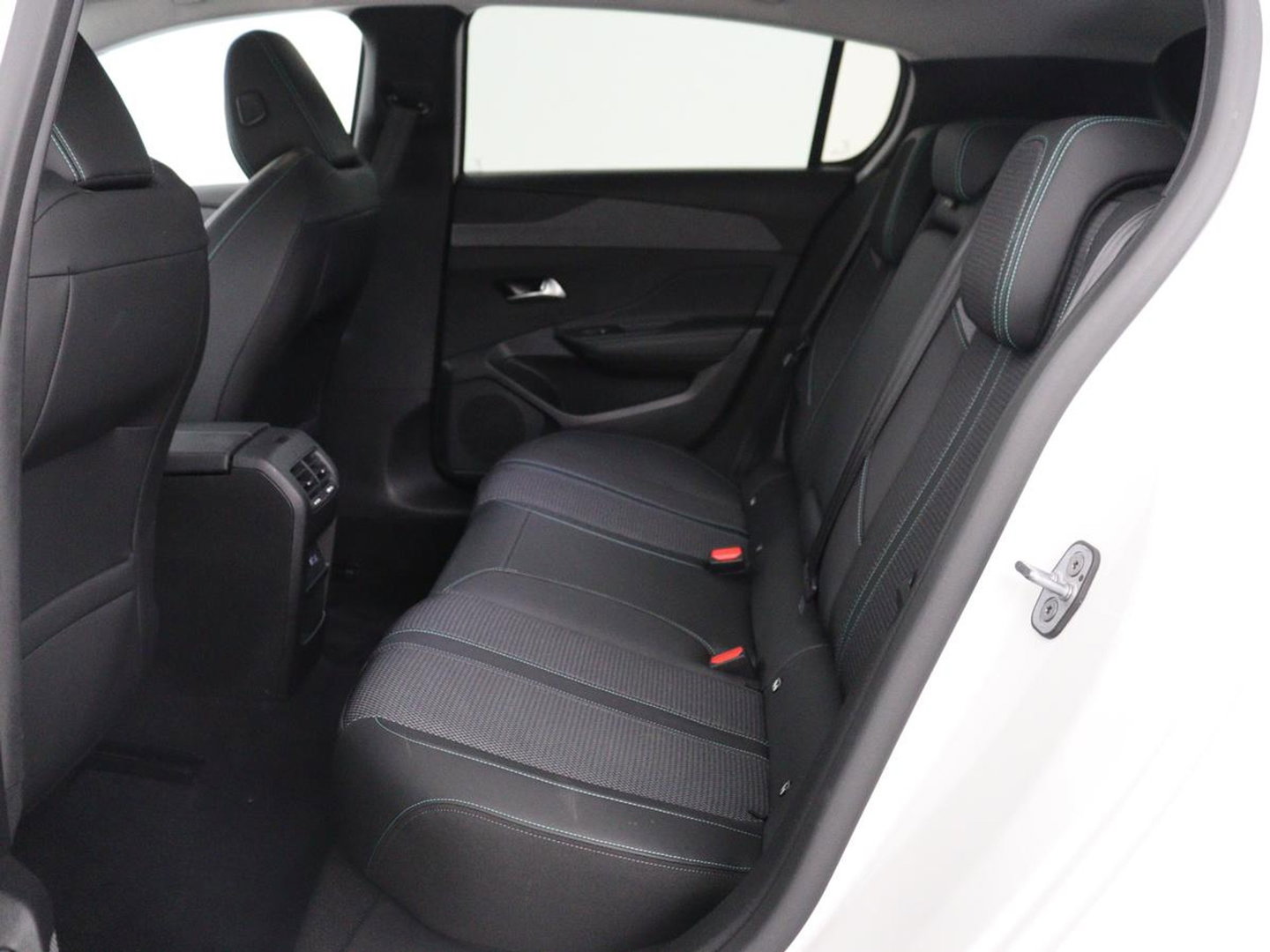 Peugeot 308 1.6 HYbrid 180 Allure Pack Business | Half leder | Adaptive cruise | Carplay | Camera | Navigatie | Side Assist | Full LED | Climate control | Parkeerhulp | PHEV | Plug In