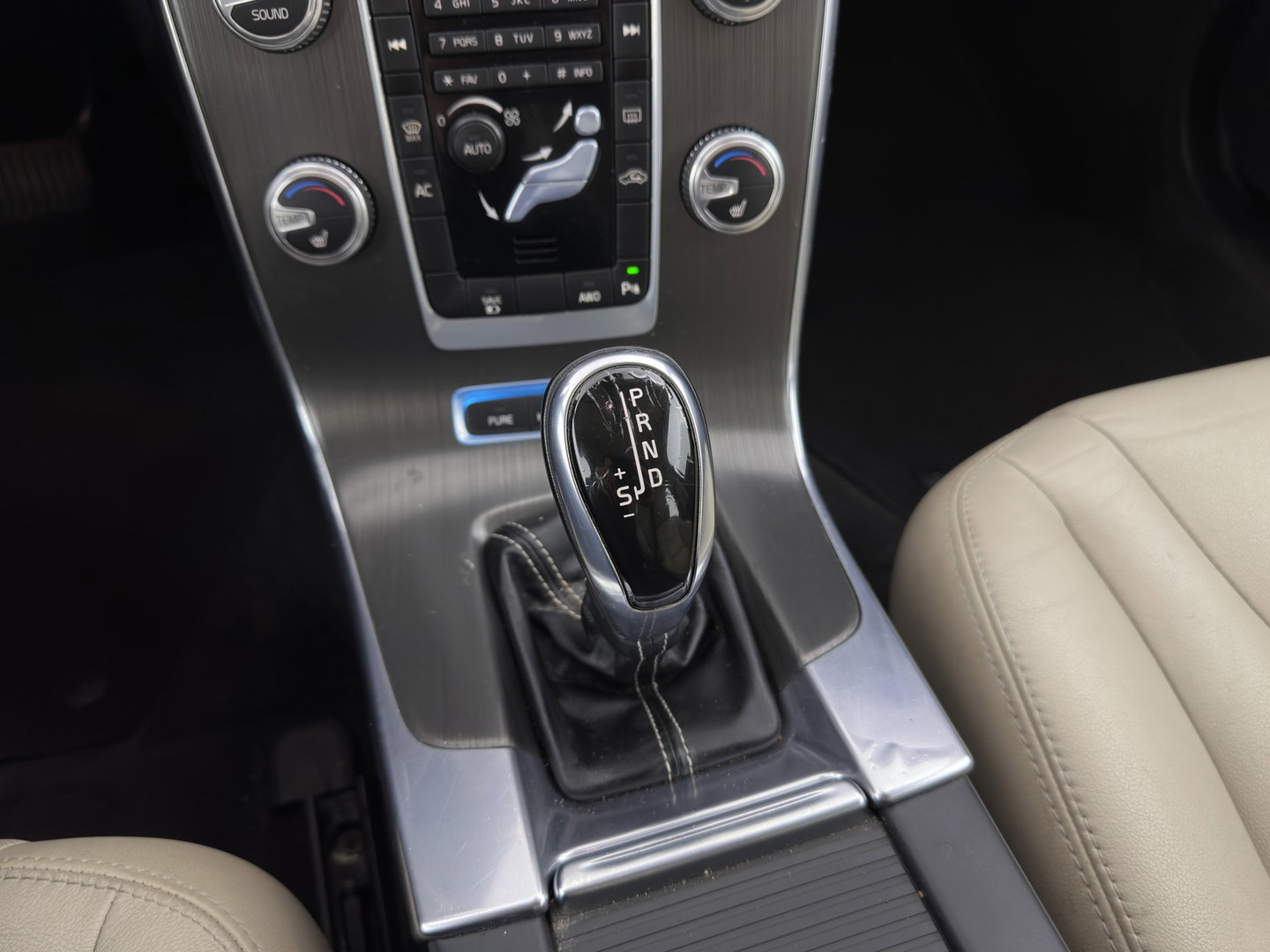 Volvo V60 2.4 D6 AWD Plug-In Hybrid Summum Aut. *LEATHER | XENON | MEMORY-PACK | HEATED-COMFORTSEATS | NAVI-FULLMAP | ECC | PDC | CRUISE | 17''ALU*