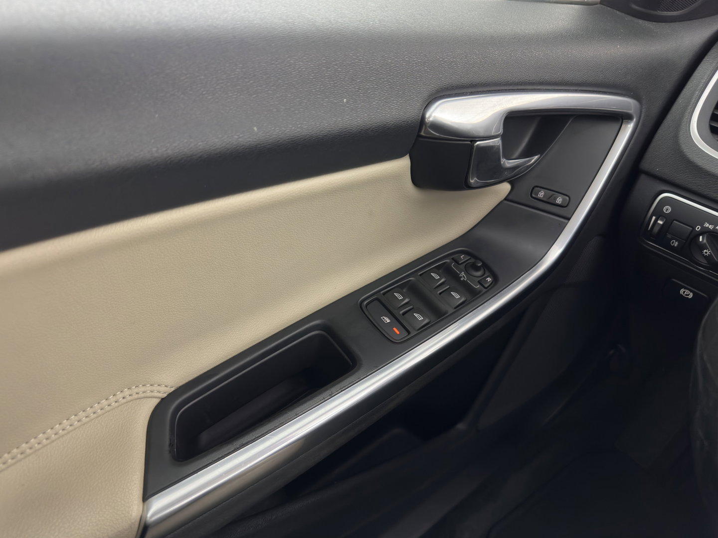 Volvo V60 2.4 D6 AWD Plug-In Hybrid Summum Aut. *LEATHER | XENON | MEMORY-PACK | HEATED-COMFORTSEATS | NAVI-FULLMAP | ECC | PDC | CRUISE | 17''ALU*